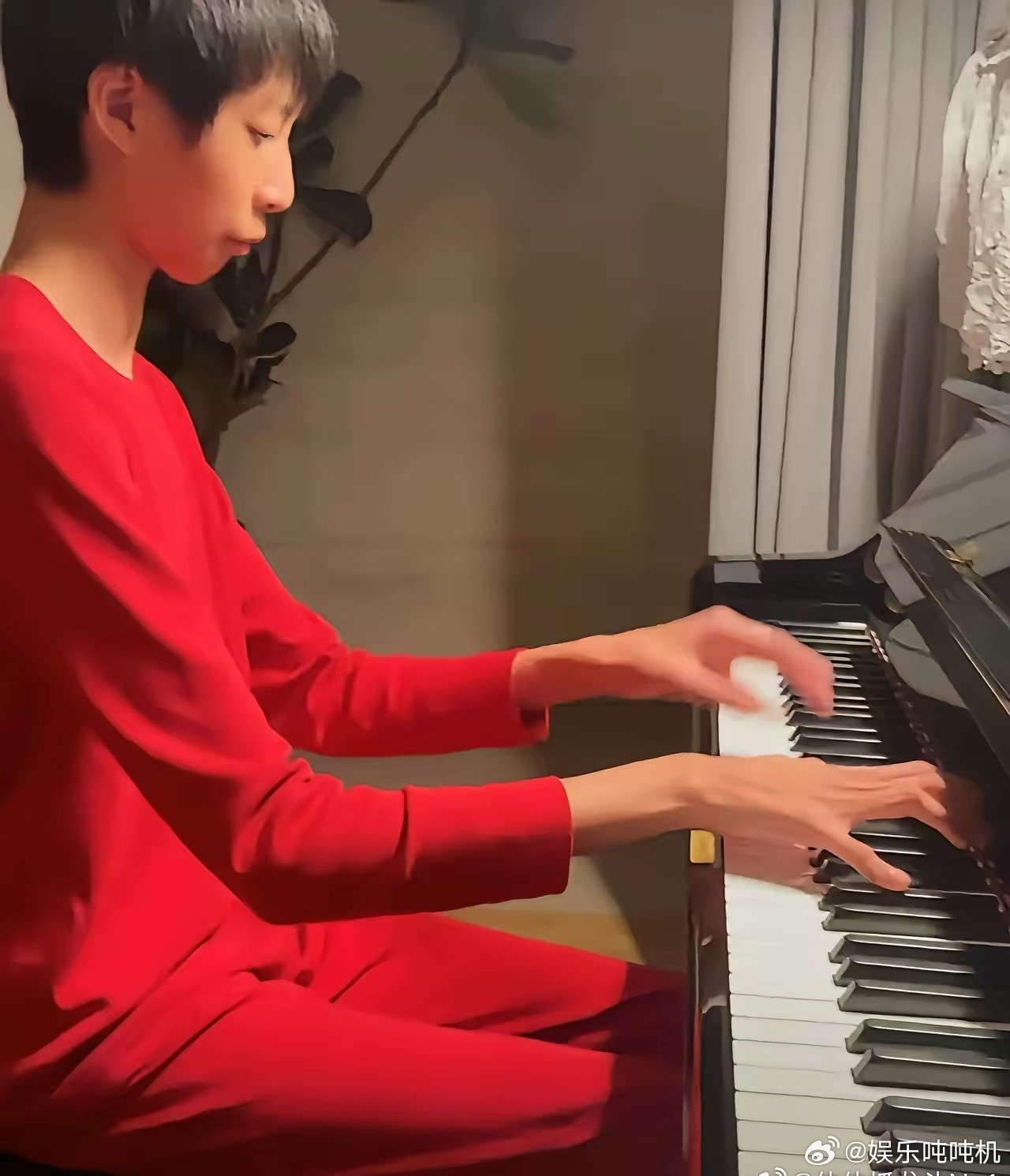 姚晨的儿子，引发热议！3月13日，姚晨的儿子小土豆，突然引发了网友的热议！起因是