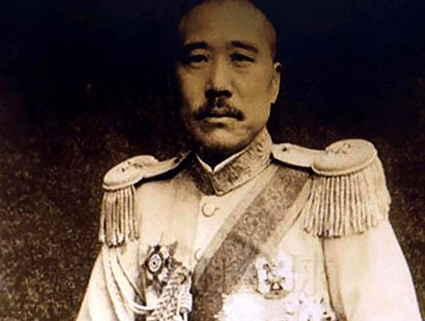 张宗昌想枪毙一个逃兵，写手令时“毙”字不会写，就想改成打200军棍。但棍字也不好