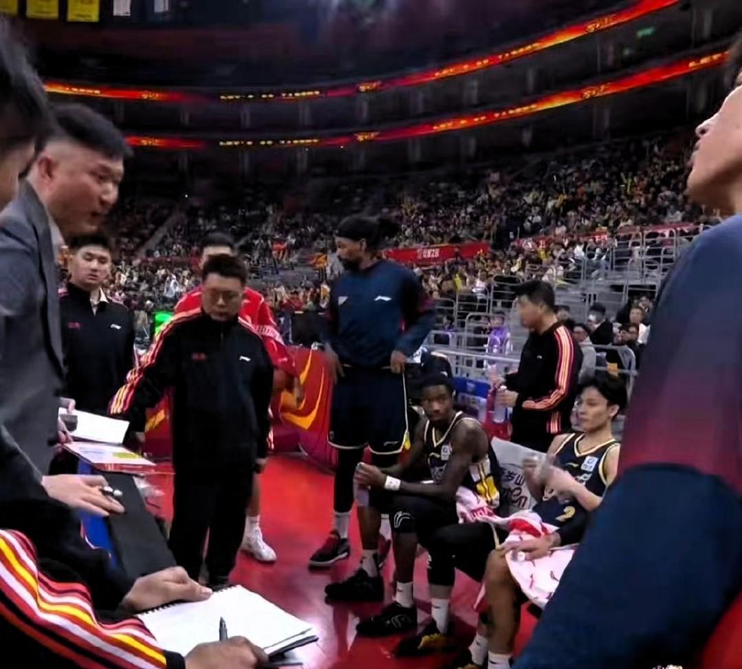 比分瞬间被反超，杜锋瞬间黑脸，三分钟之内叫两个暂停，邱彪开心像孩子，宏远进攻端打