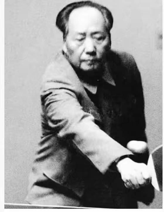 那个时候，毛主席打乒乓球是直握横拍，看到来球，奋力反击…