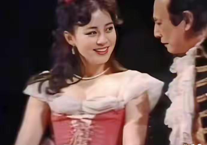 那照片里的姑娘，美得让人心尖儿一颤。蓬蓬的公主裙，头上顶着一个鲜红欲滴的大蝴蝶