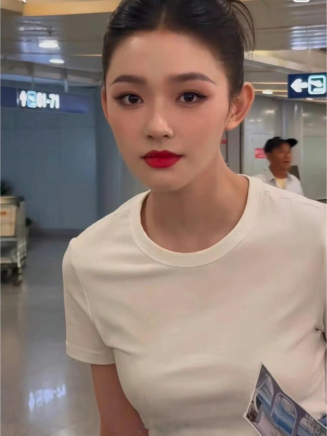 不是。。林允这发际线这居然生图直出，妈呀这也太美了，这发际线真的羡慕了，应该不是