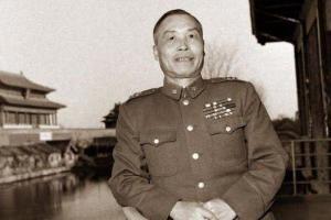 1938年，李宗仁听到电话响，紧走几步，拿起电话，那头传来：“如不撤退，全军覆没