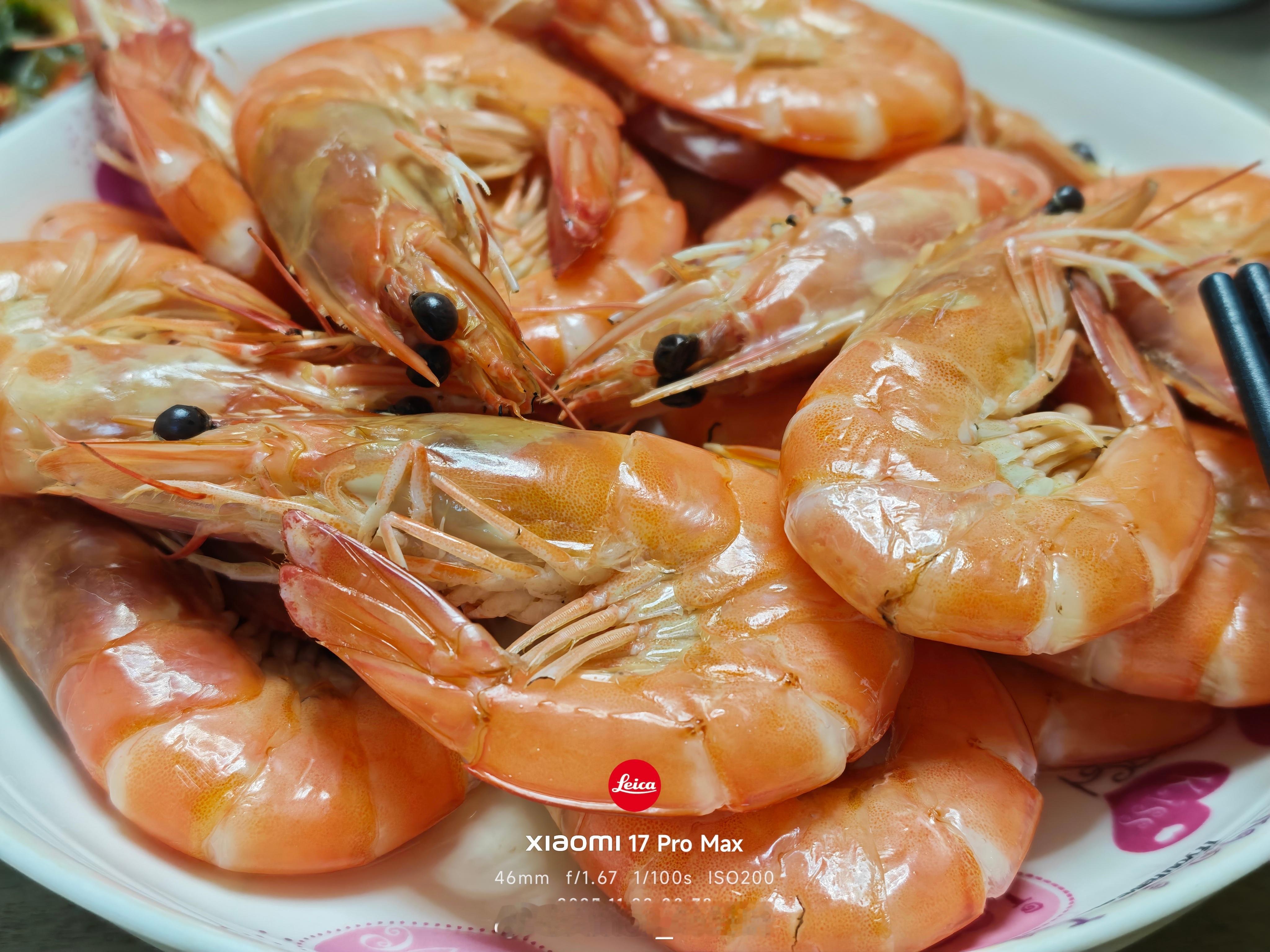 晚上到家简单吃了点虾，除此之外啥都没吃。明天练腿，中午我得多吃点，就吃面吧。