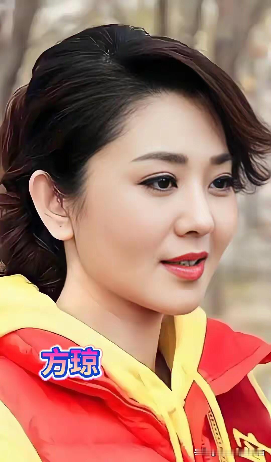 央视主持人方琼好美啊，一双大眼睛清澈透亮，她这样的长相是耳朵大，嘴大的福相脸，富