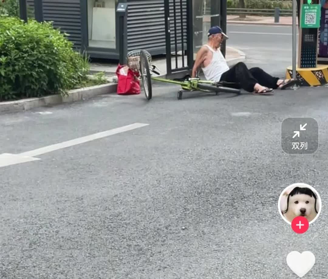 江苏一80多岁大爷在小区门口不慎摔倒后爬不起来了，路过女子思考一分钟后还是果断上