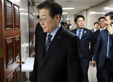 狐狸尾巴已经露出来了。从李在明出访日本的那一刻起，说明他就已经不装了！那些一早就