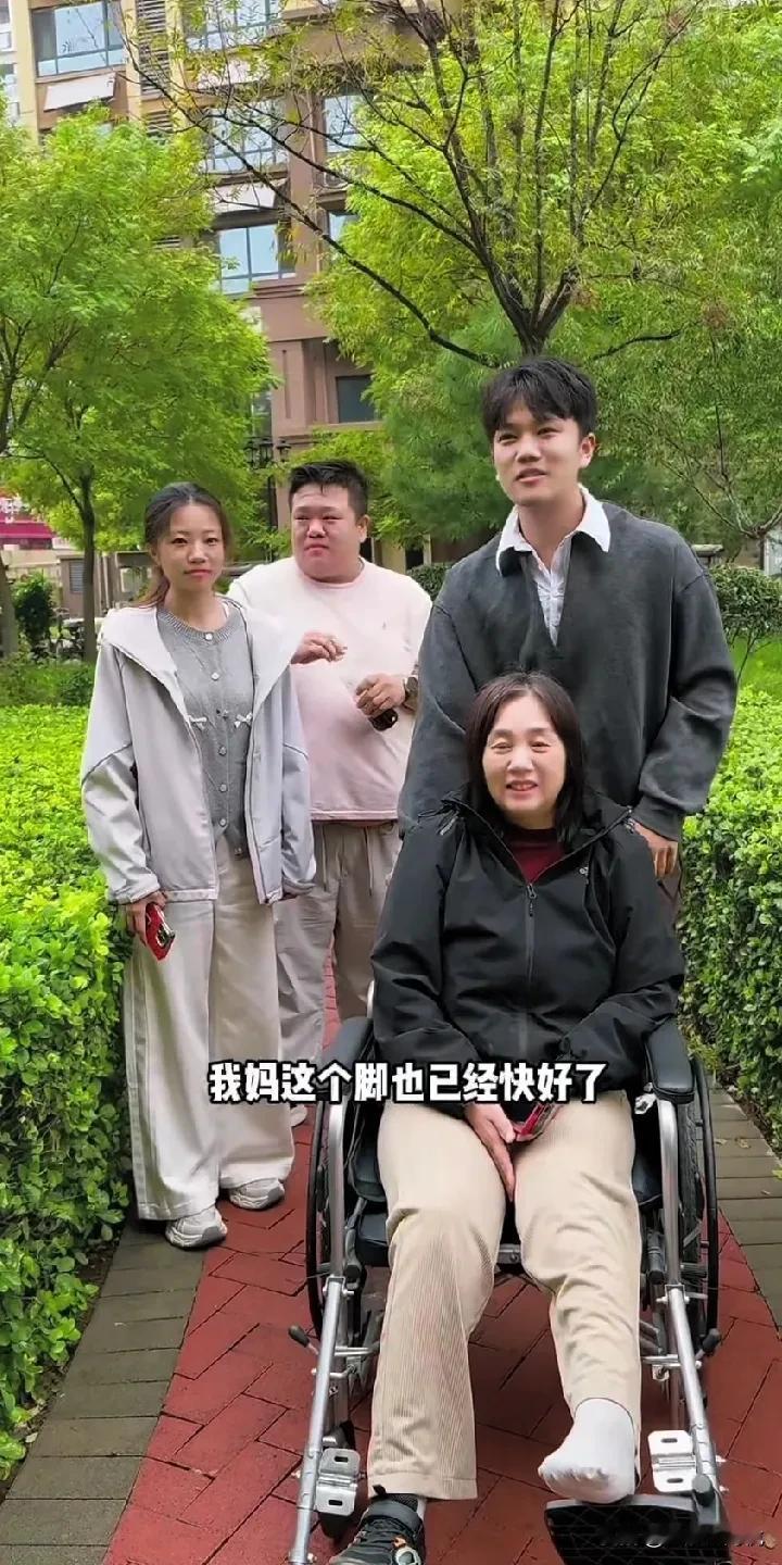 今天解清帅家的七大姑八大姨都来了，因为解清帅快要结婚了，得商讨个良辰吉日，策