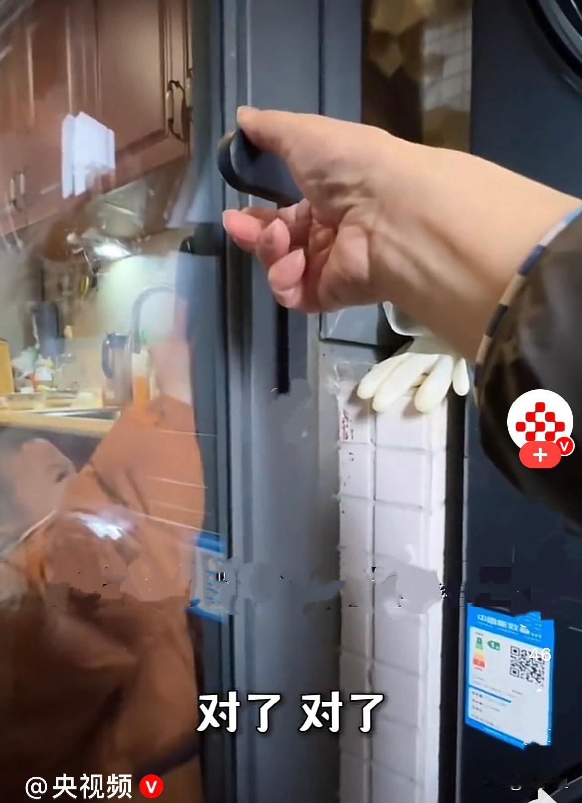 近日，四川一个一岁零四个月的宝宝被人称赞，太聪明了……宝宝和爷爷在家