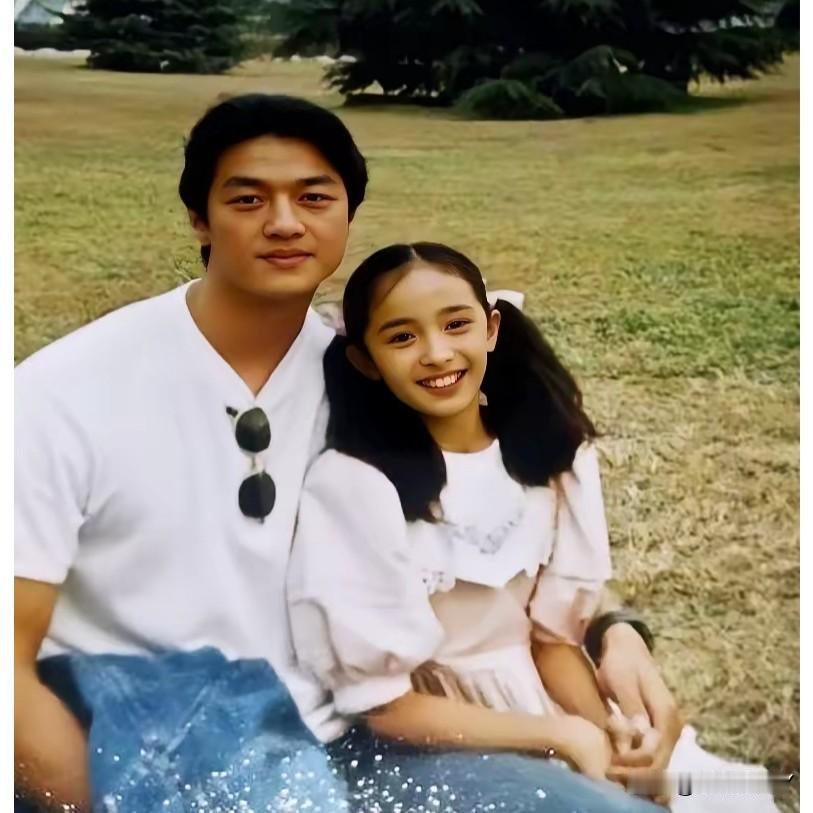 这是1997年，女孩与李亚鹏在草坪上的合影。当年扎着双马尾青涩的她，如今已是家喻