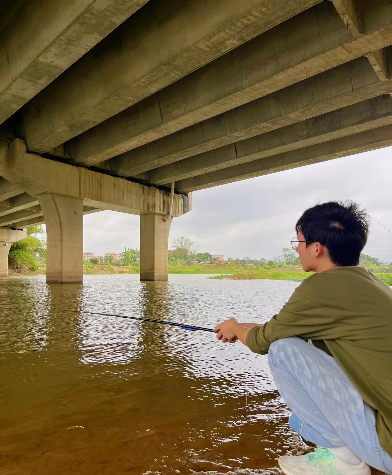 K·朋友总笑我：“坐一下午就为一条鱼，值得吗？”下午睡醒了去钓鱼,钓了半天,鱼