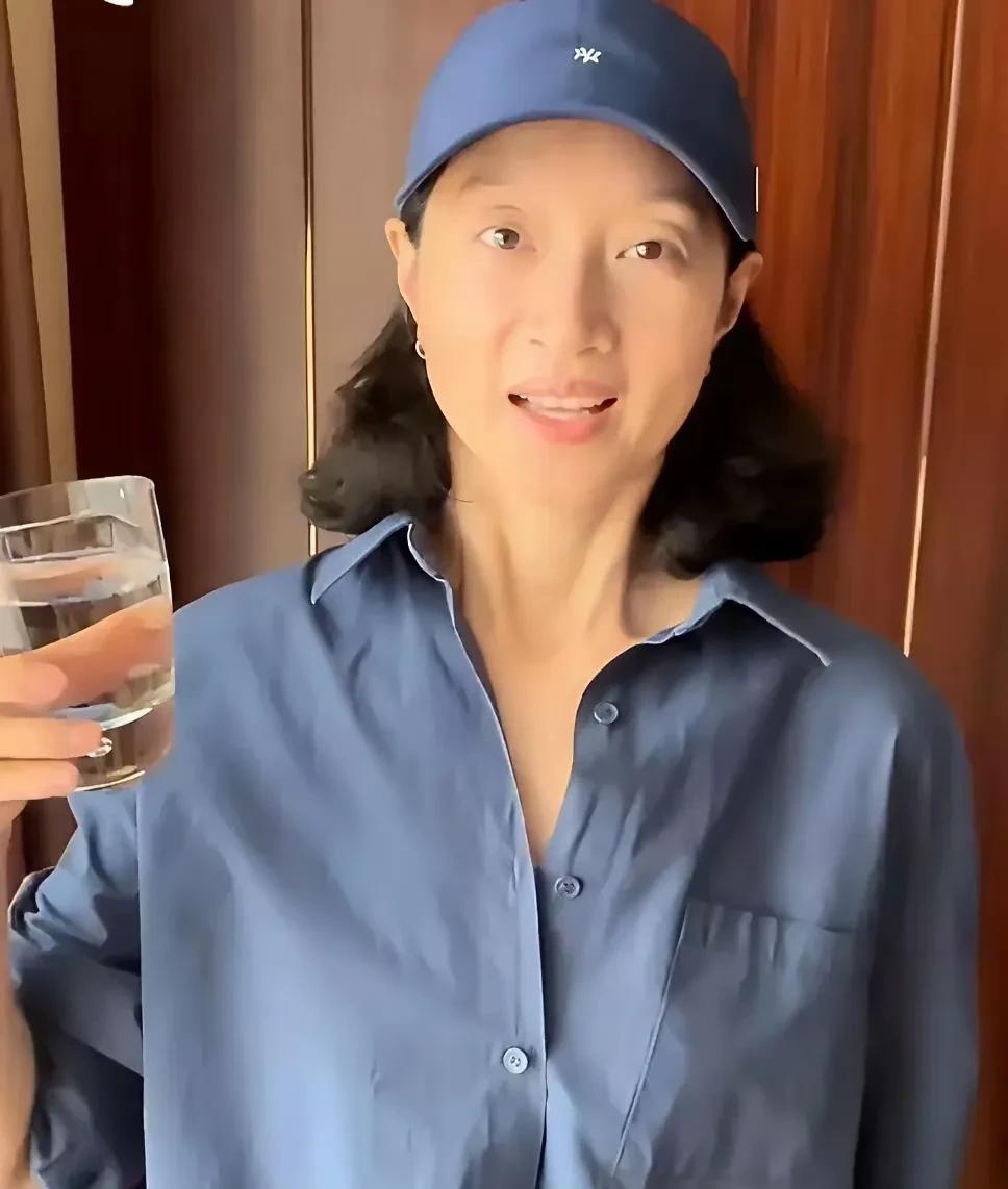 沈佳妮，女明星中的素颜天花板了吧。出门从来不化妆，甚至在电视剧中也是能素颜出镜