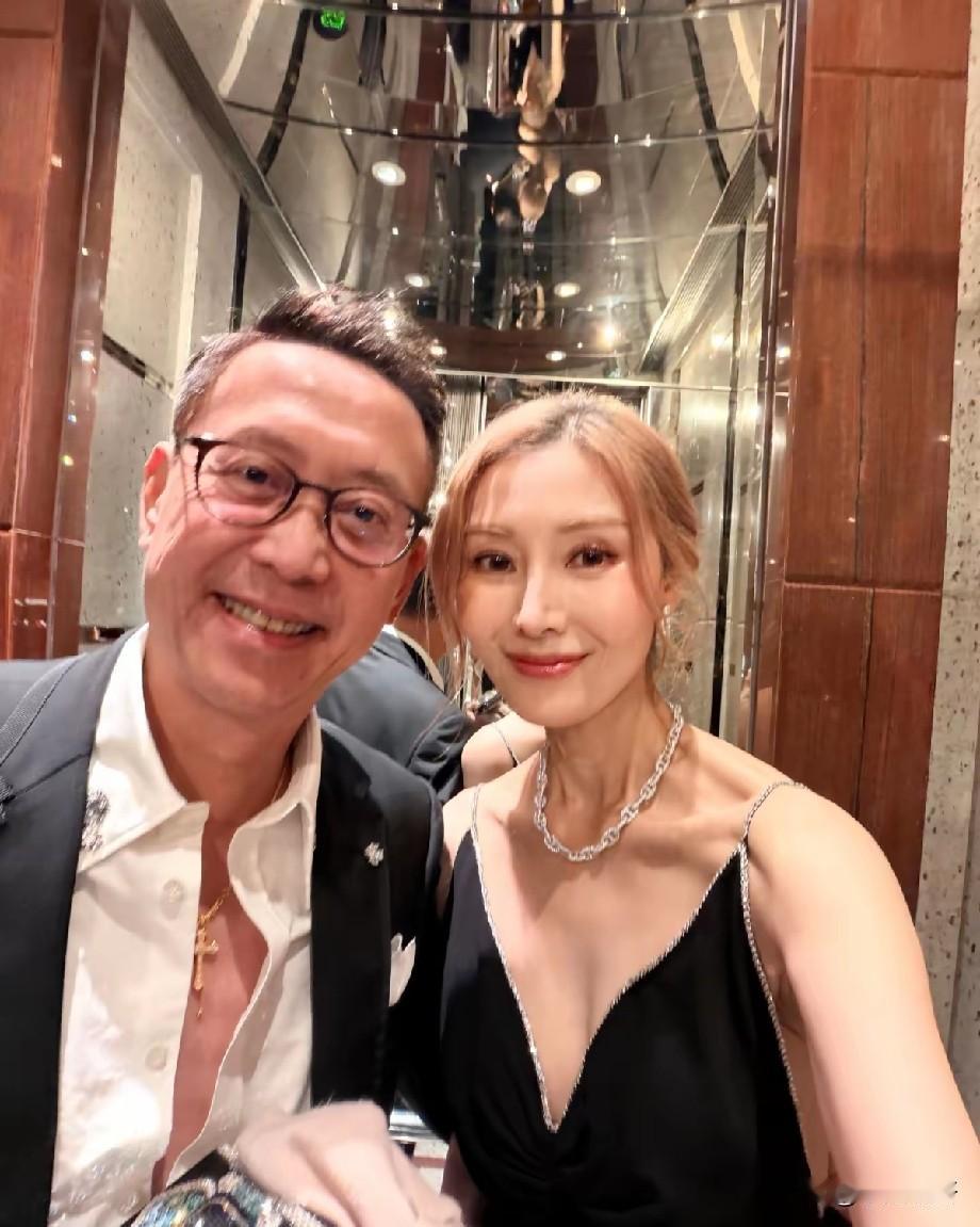 55岁李嘉欣近照炸场！深V露背黑裙艳压全场，和许晋亨同框状态引热议谁能想到