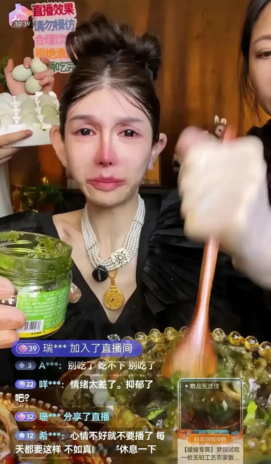 真是拿生命开玩笑的吃播！！之前有关注过一个主播“媛媛超爱吃”，当时感觉她是一