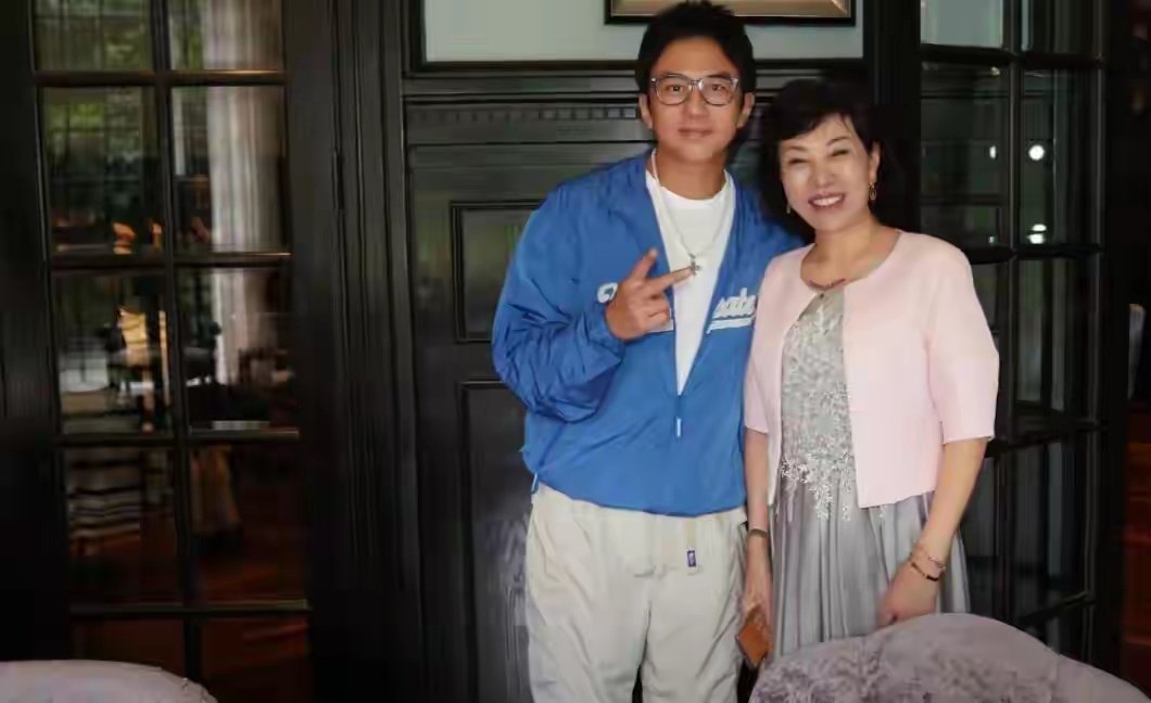 孙俪带邓超为妈妈庆生，孙母戴金手镯大钻戒，有个孝顺女儿真享福​