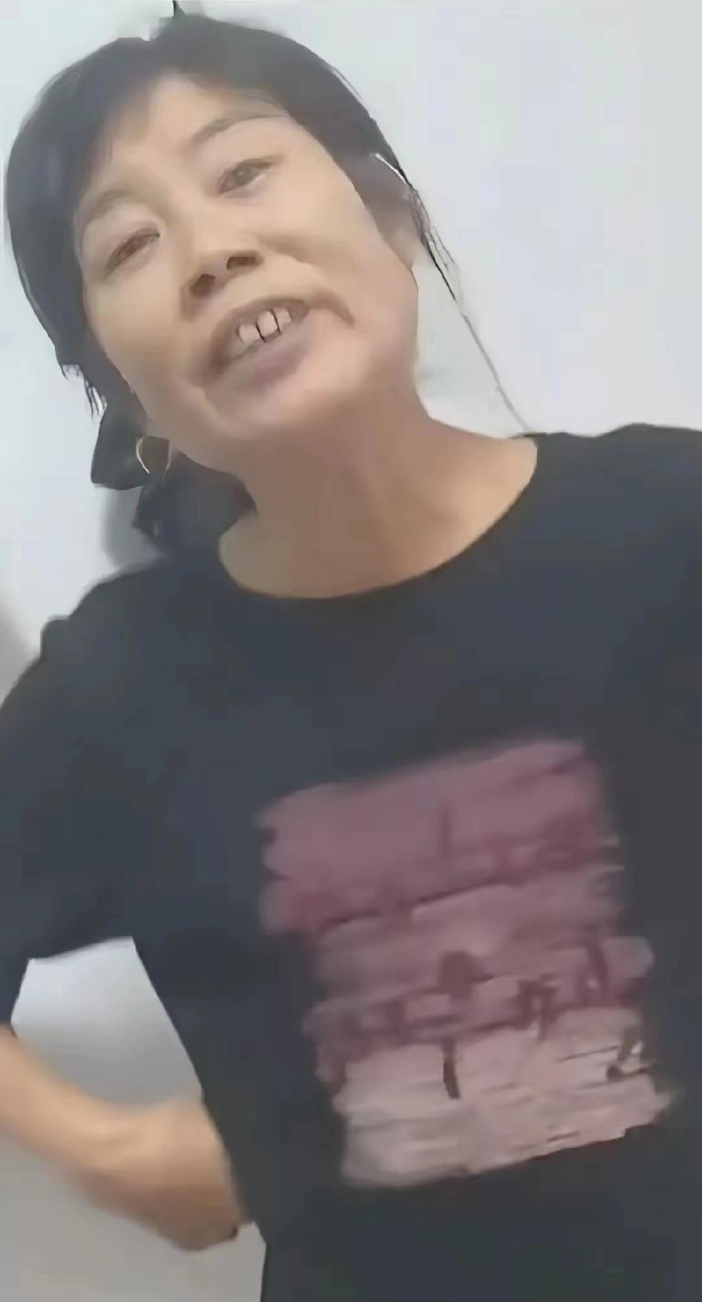 湖北荆州，一个1岁的娃，被独自锁在家里整整3小时。不是因为别的，是奶奶下楼打麻