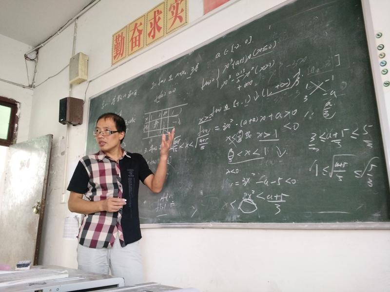 现在各中学开始招聘顶岗教师了，一些农村小学却有教师剩余。小学教师大部分又没有初中
