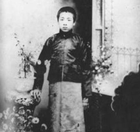 1953年，她以“周总理前妻”身份走进中南海，1953年，一位穿着朴素的中年妇女