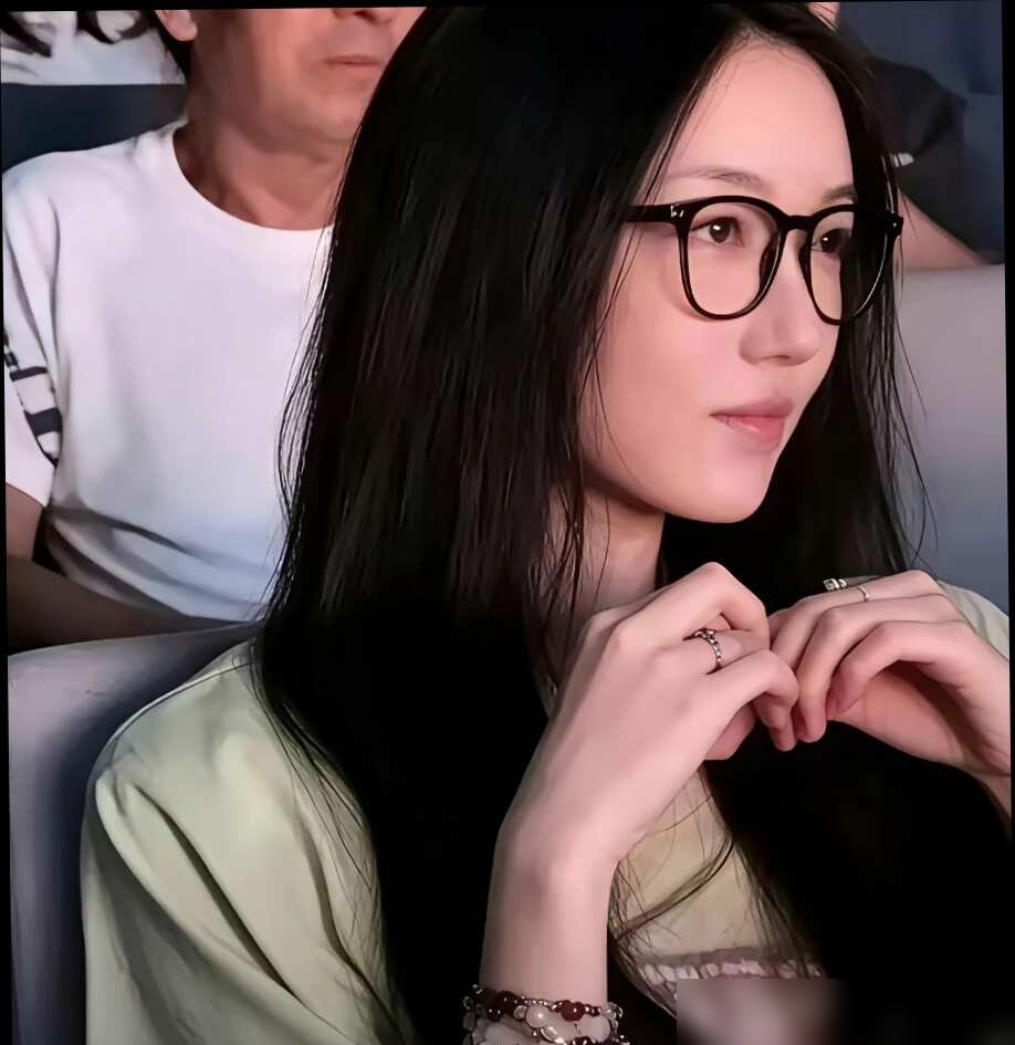 李亚鹏被亲闺女拉黑了，不是一次，是多次。他在直播间亲口说的，原因特具体：他老给李嫣发养生文章，还追着