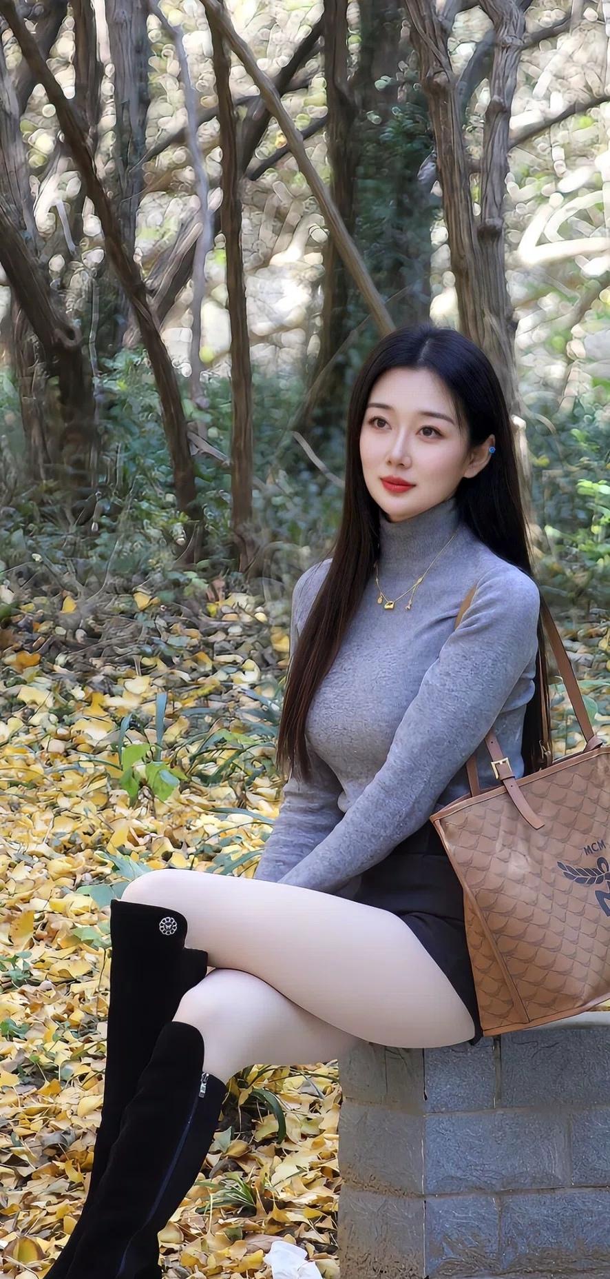 秋日森林中的时尚小姨子，优雅穿搭，尽显自然之美。