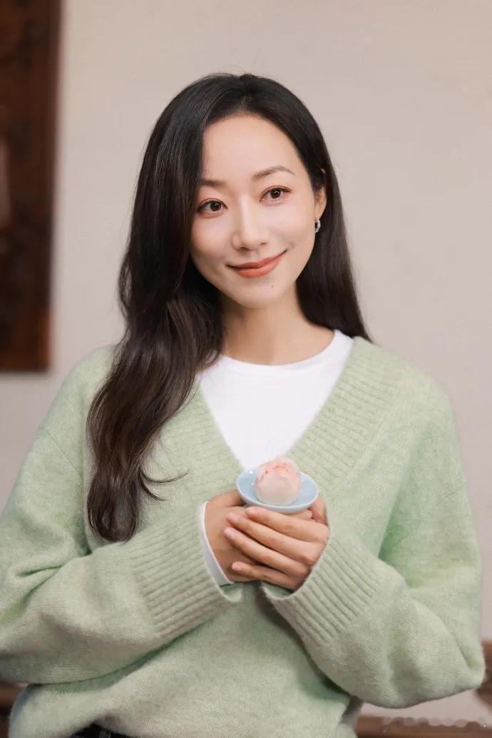 韩雪真是穿搭高手！浅绿毛衣+白长T+牛仔裤，减龄又高级！​​​