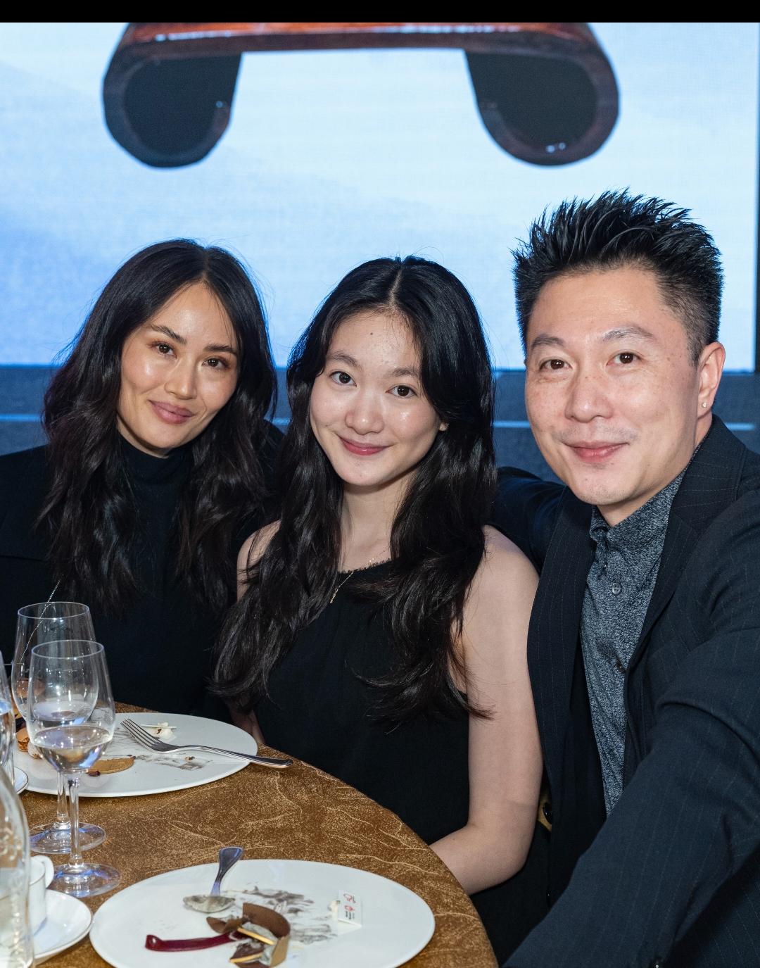 李小鹏带着老婆女儿奥莉参加香港特殊运动会的慈善晚宴！记忆力奥莉还是个软软糯糯的