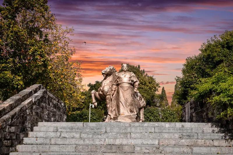 朱元璋最大的失误是什么?朱元璋最大的失误，在于一个根本性矛盾——他试图用一套