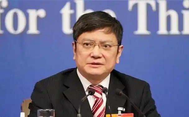 2012年，刚上任贵州大学校长的郑强在校园转了一圈，突然下令把满园老树全砍了。