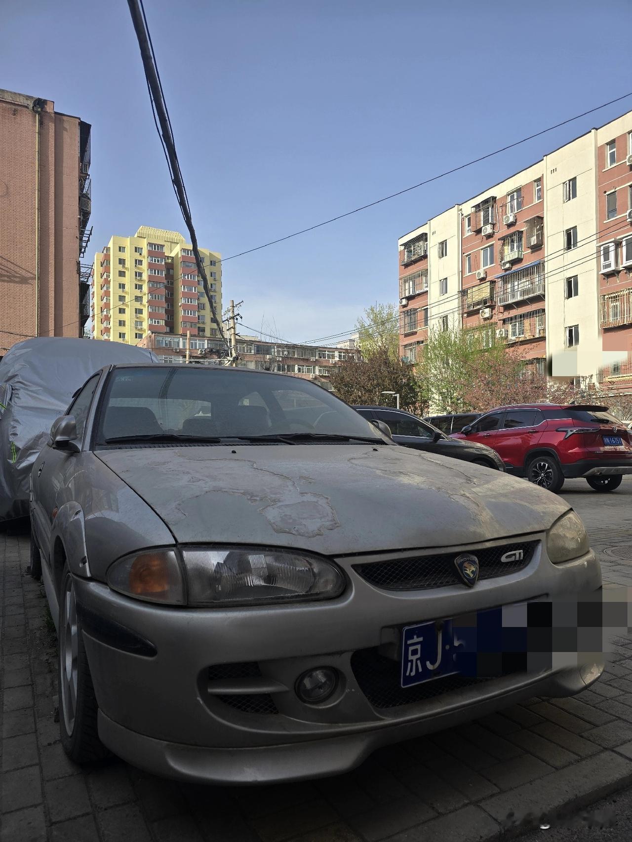 北京胡同偶遇一辆不那么常见的GTi最近，我在北京市中心的胡同深处发现了一辆在