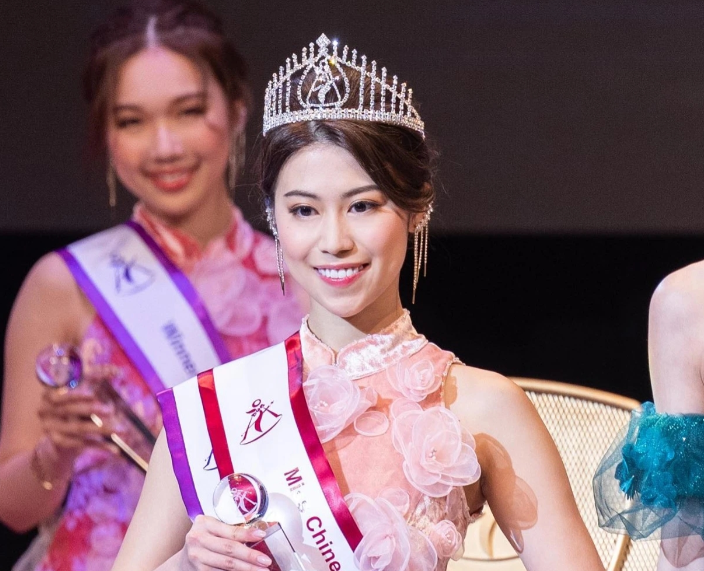 26岁的钟翠诗曾赢TVB台庆43万大奖，近日晒黑色DeepV背心照，大秀身材被