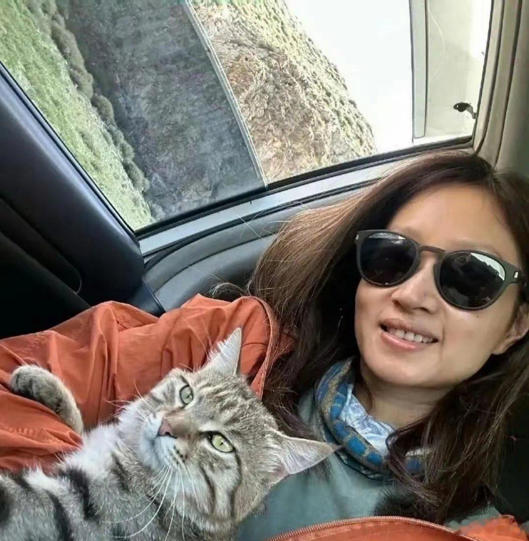 朱亚文的老婆沈佳妮，新疆自驾游超开心，欣赏这种女性。​​​