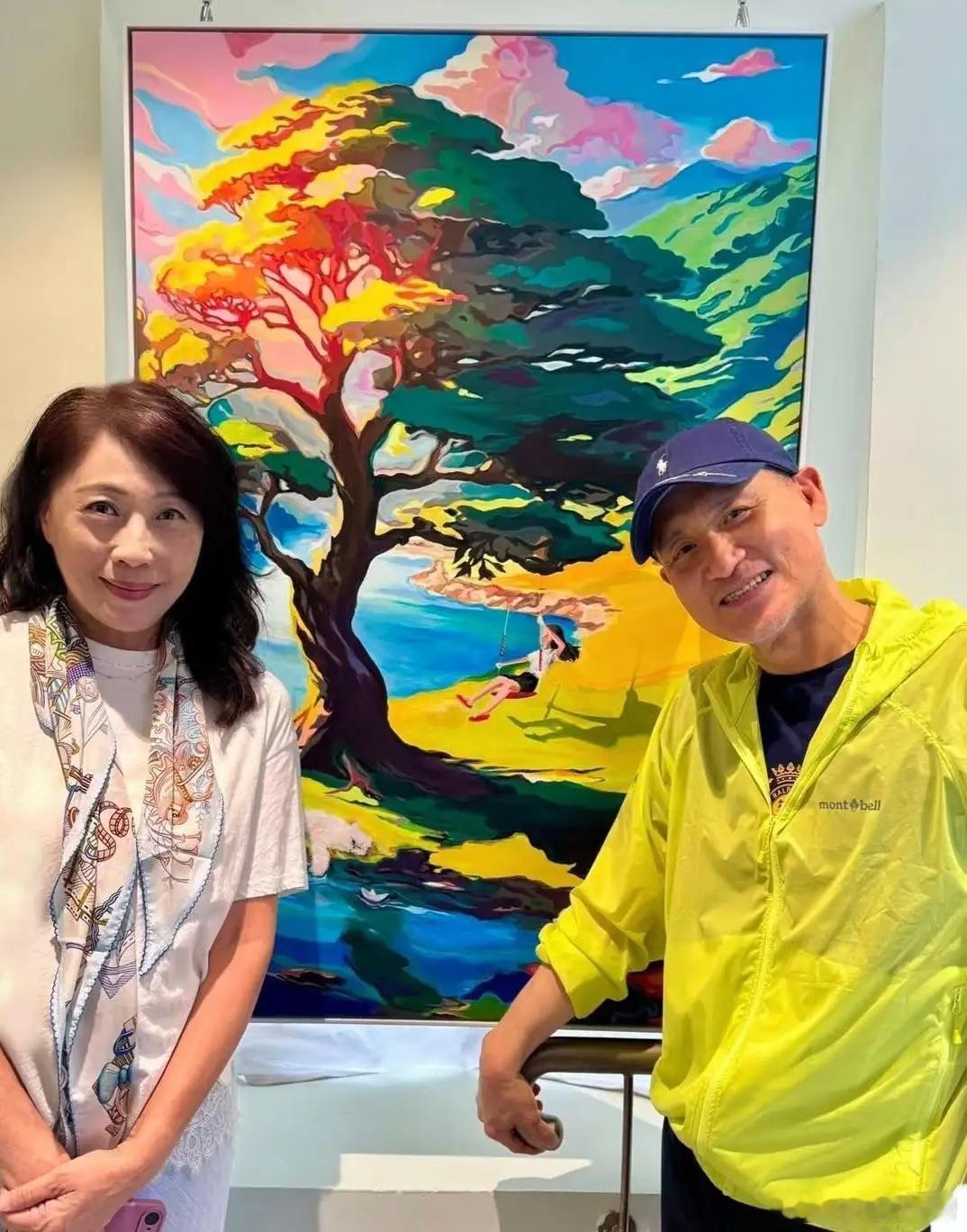 65岁张学友晒出和女儿的绘画老师一起合影，他打扮休闲简单又大方也低调，他身穿亮黄