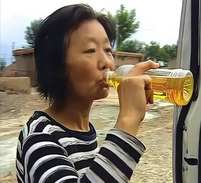 2006年，东北油田出了一位远近闻名的“毒妇”，她把汽油当饮料喝了三十年，被家人