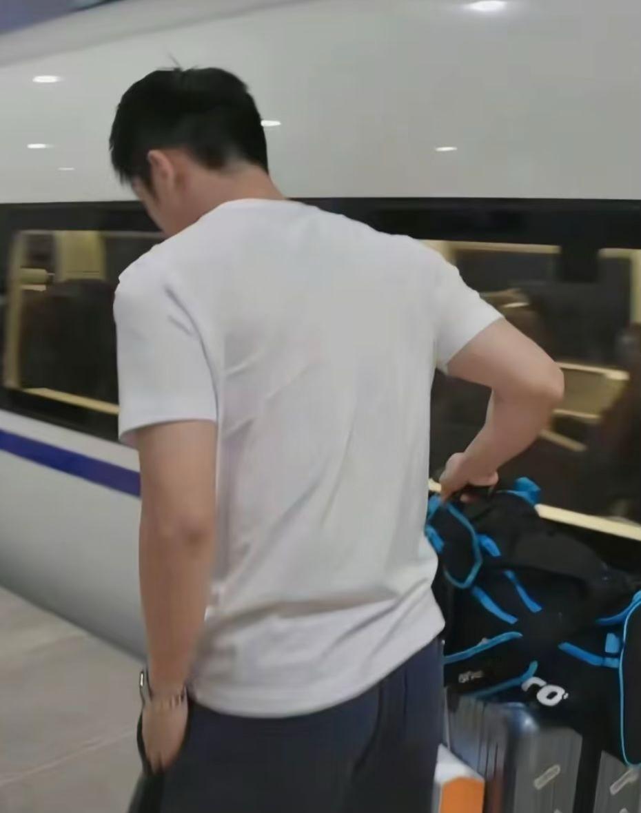 樊振东的识别度真的太高啦！有人通过眼睛就可以确定是他；有人通过头发鬓角就可以