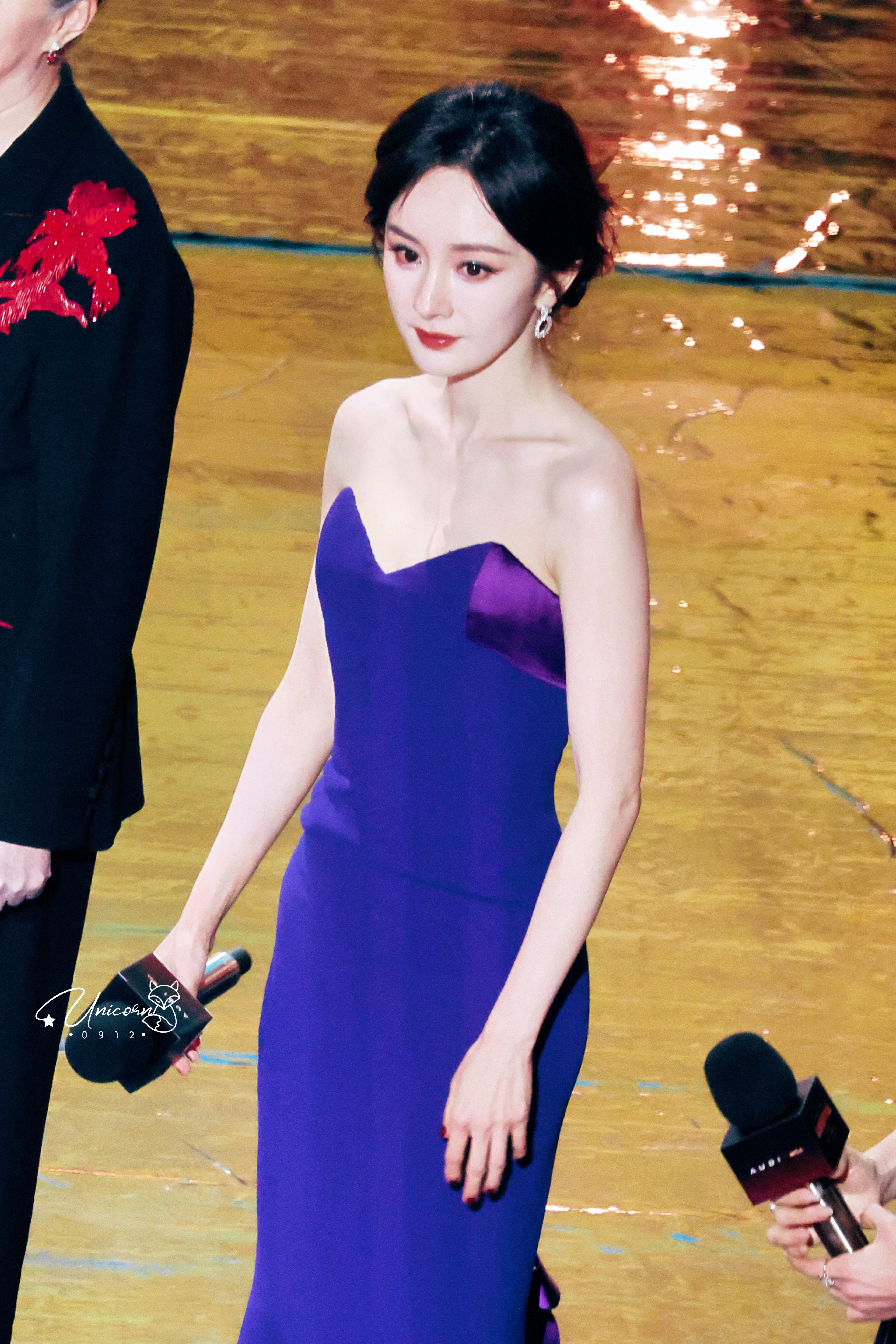 杨幂🦄杨幂发言微博视界大会内场收获的季节🌾房主任搂着杨幂给女儿录