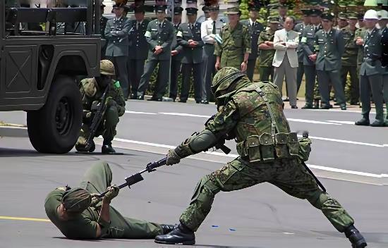 日本闹起熊灾，近百人死伤；自卫队即将出动，拿着没磨的刺刀与熊“白刃战”​据