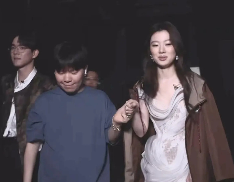 时至今日我才明白，单依纯从以前的“清纯美女”到现在的“前卫张狂”，只需要一个常
