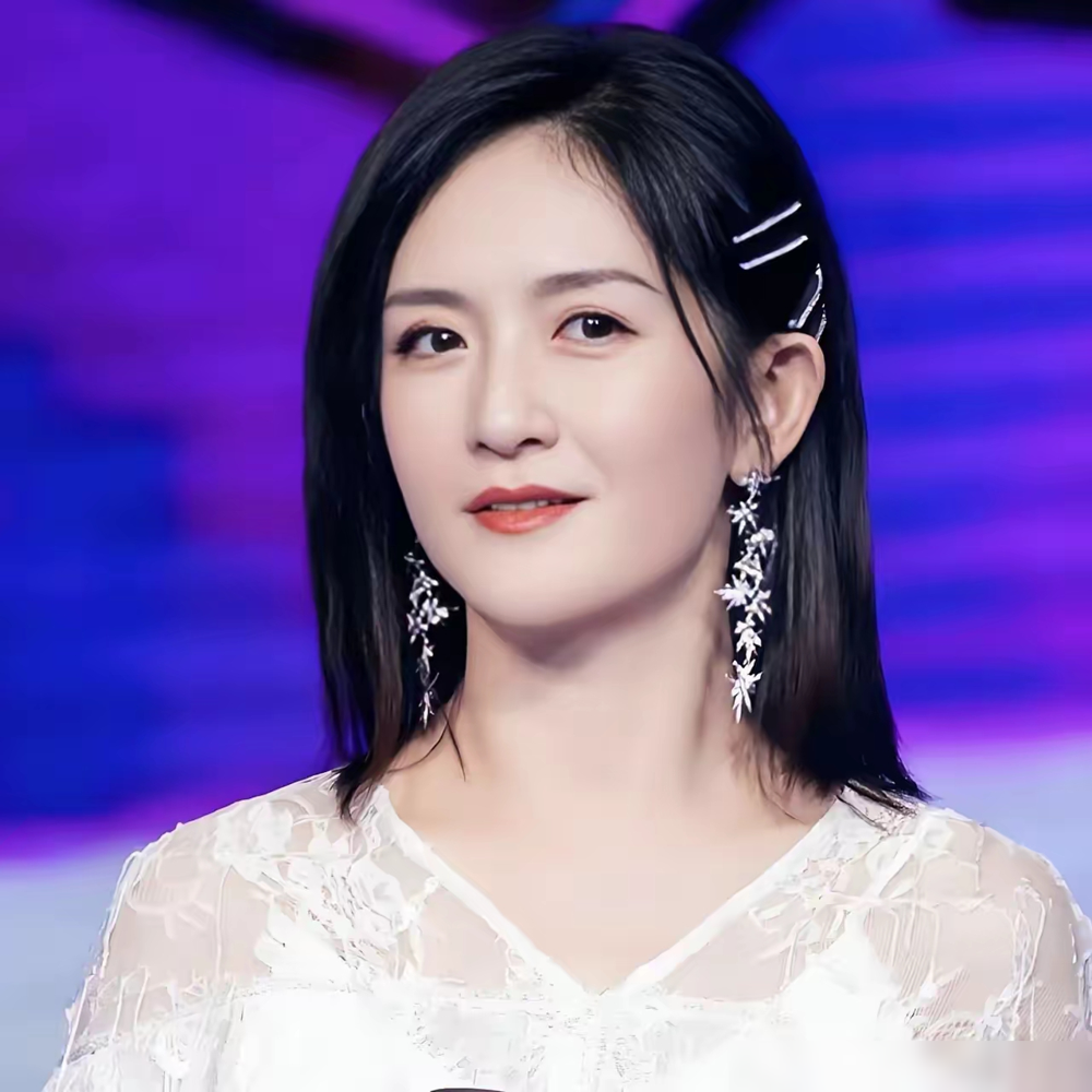 演唱会被官媒点名后，谢娜转头发新歌了！丁太升等知名乐评人早就戳破，谢娜唱功就是普通KTV水平，音准气