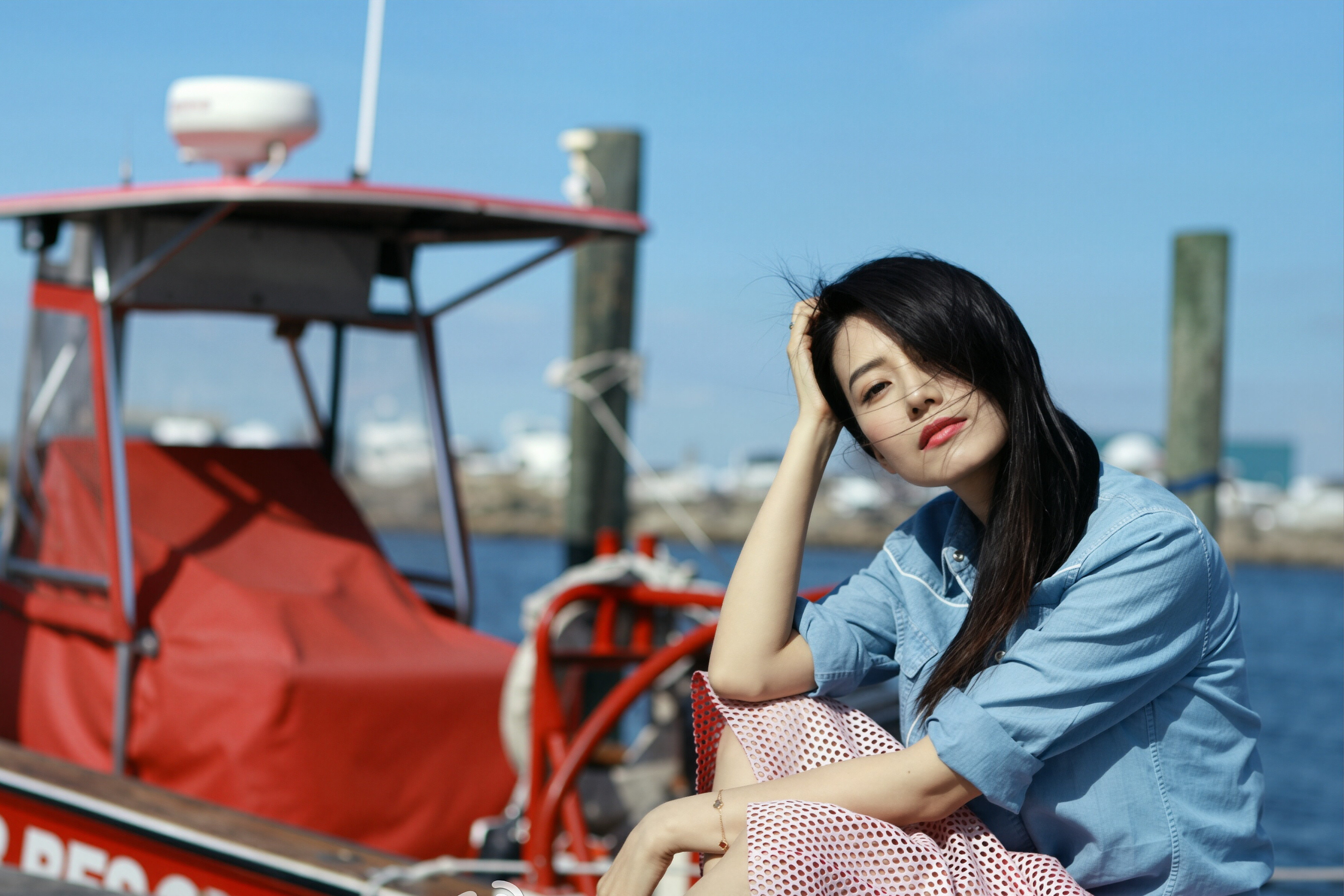 见到高圆圆哪有不疯的高圆圆见到哪有不疯的！这组海边随拍直接美到失语！清爽牛仔