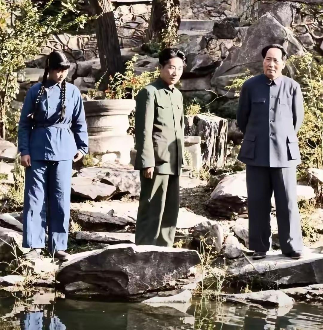 刘思齐梳着两条大辫子又黑又粗，这身衣服很有讲究，那年她才十几岁。这张三人合影