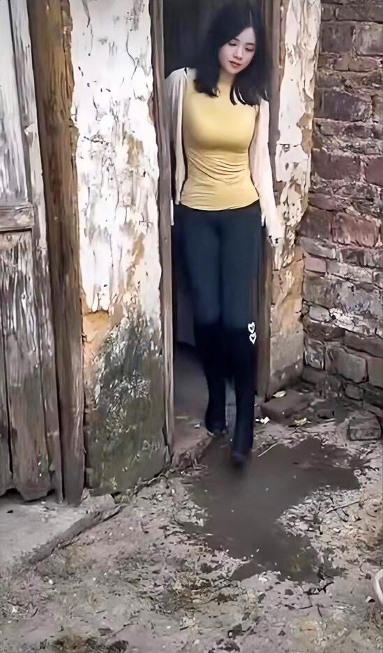 注意看👀，强烈反差，鲜明对比！一名从老旧破败小木屋中走出，小心翼翼跨过门口大滩