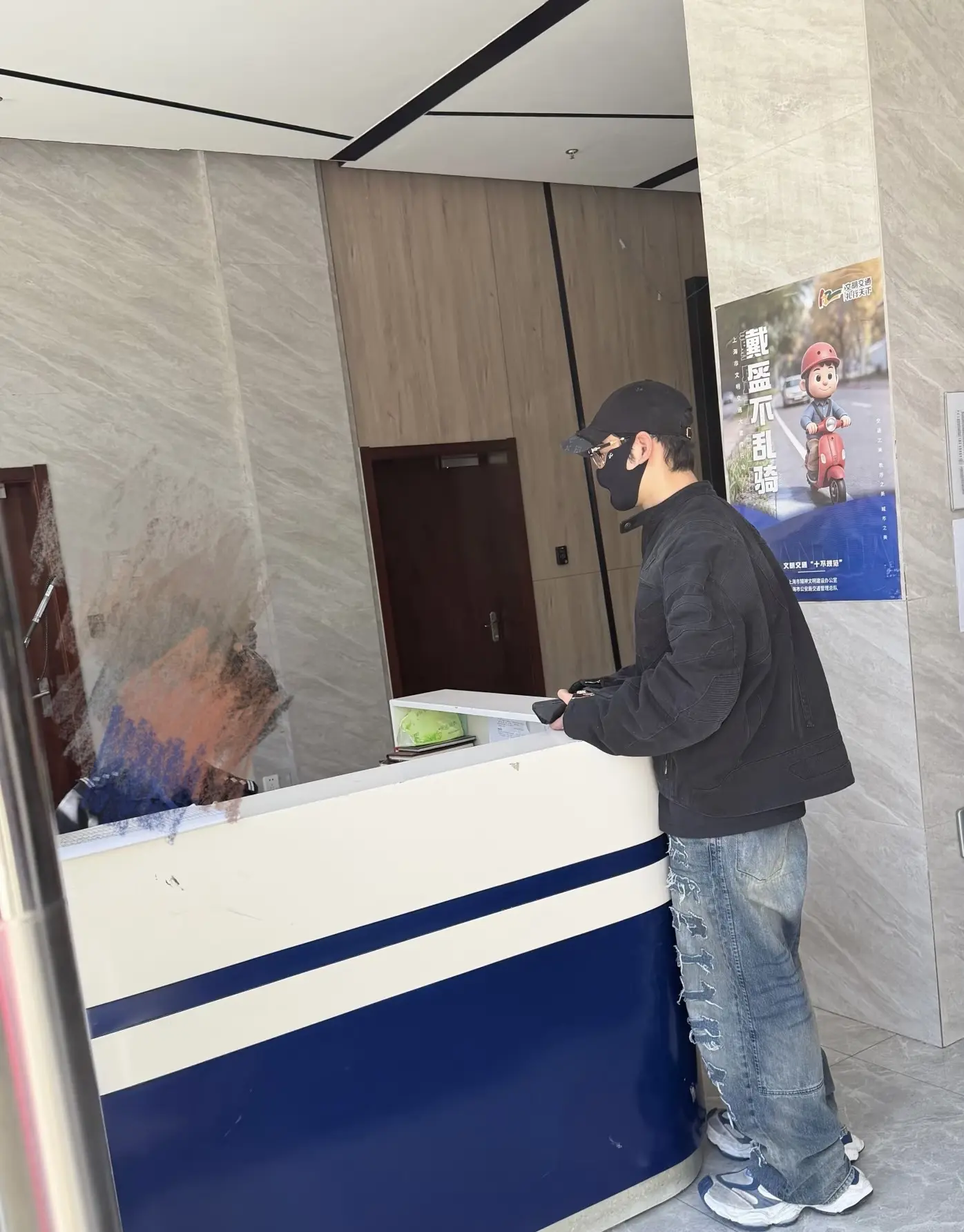 黄晓明现身上海某交警队。黄晓明因为带不满12岁的小海绵骑行被网友批评违...