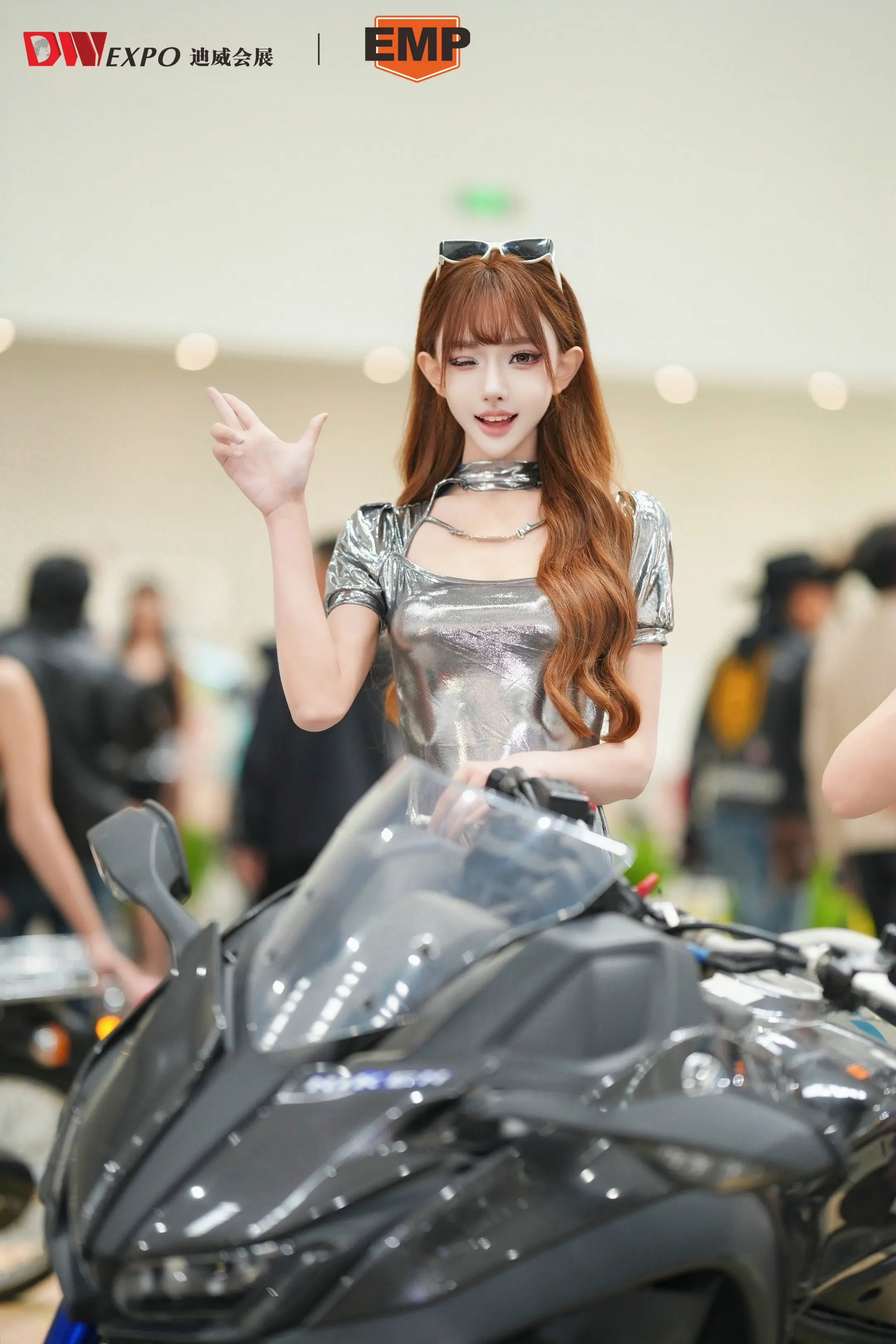 她拿什么和我比？她只会穿黑丝取悦你，而我会骑个杜卡迪拉爆你！