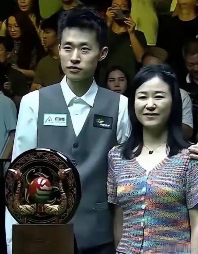 常冰玉夺冠带妈妈领奖，吴宜泽夺冠带妈妈领奖，赵心童夺冠带女友领奖，肖国栋夺冠带女