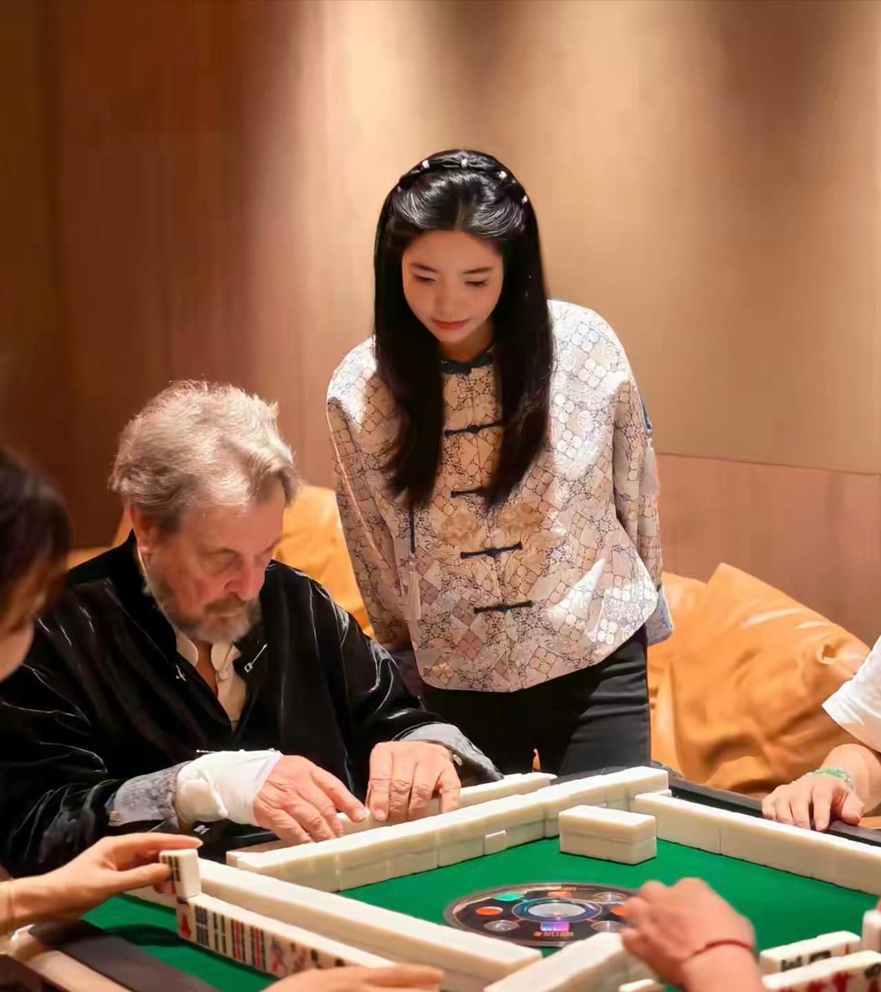 马斯克他爸，埃罗尔·马斯克，80岁了，最近现身上海。不是来谈生意的，是来吃大