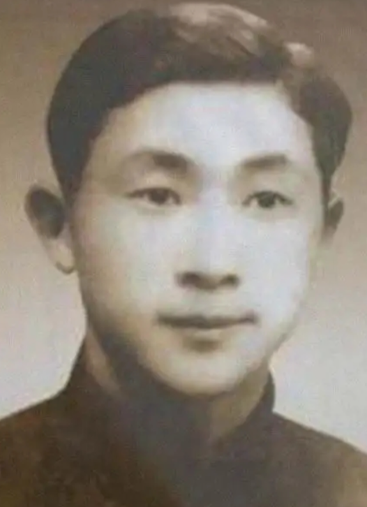 1946年，地下党邱世毅跟往常一样去联络站送情报，还没走到交通站门口，门突然被人