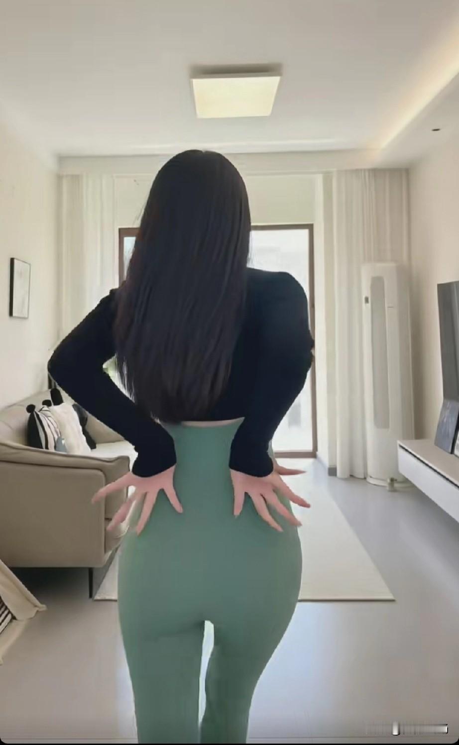 说句大实话，为啥那些高挑苗条的姑娘，穿上瑜伽裤特别养眼？哪怕长得不算惊艳，也越看