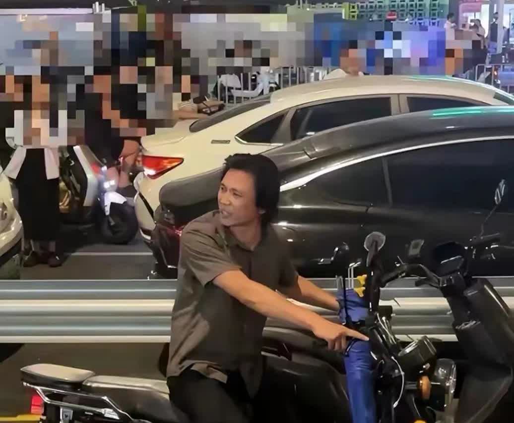 深圳地铁口摩的司机打拒坐的女顾客，这个摩的司机令人愤怒，同时令他的同行更愤慨，丢