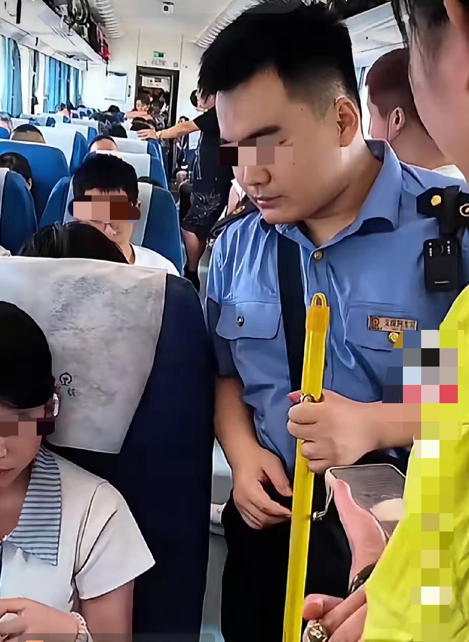 近3000人给一条跟评点赞——“混账就是这么来的”，说的就是火车上俩姑娘买三张票