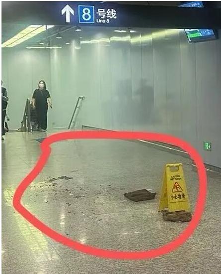一声巨响！事发上海地铁，女子经过换乘通道时，突然异物掉落6月12日早晨七点出